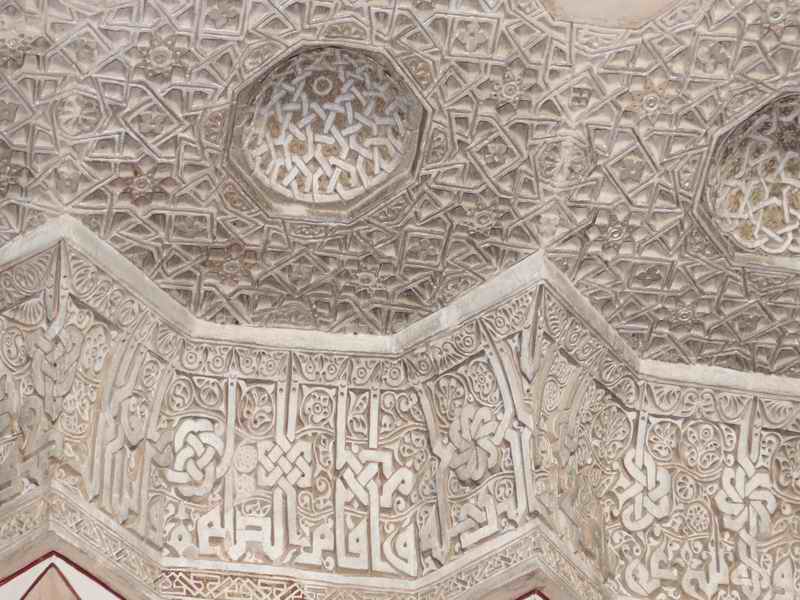 گره چینی و کتیبه کوفی گچبری، مسجد جامع اصفهان