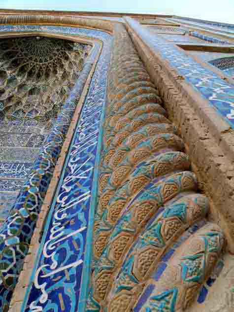 ترکیب آجر و کاشی مهری در مسجد جامع کرمان