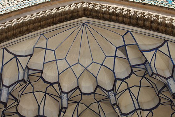 استفده از گچ برای آرایش زیر طاق در مسجد جامع اصفهان